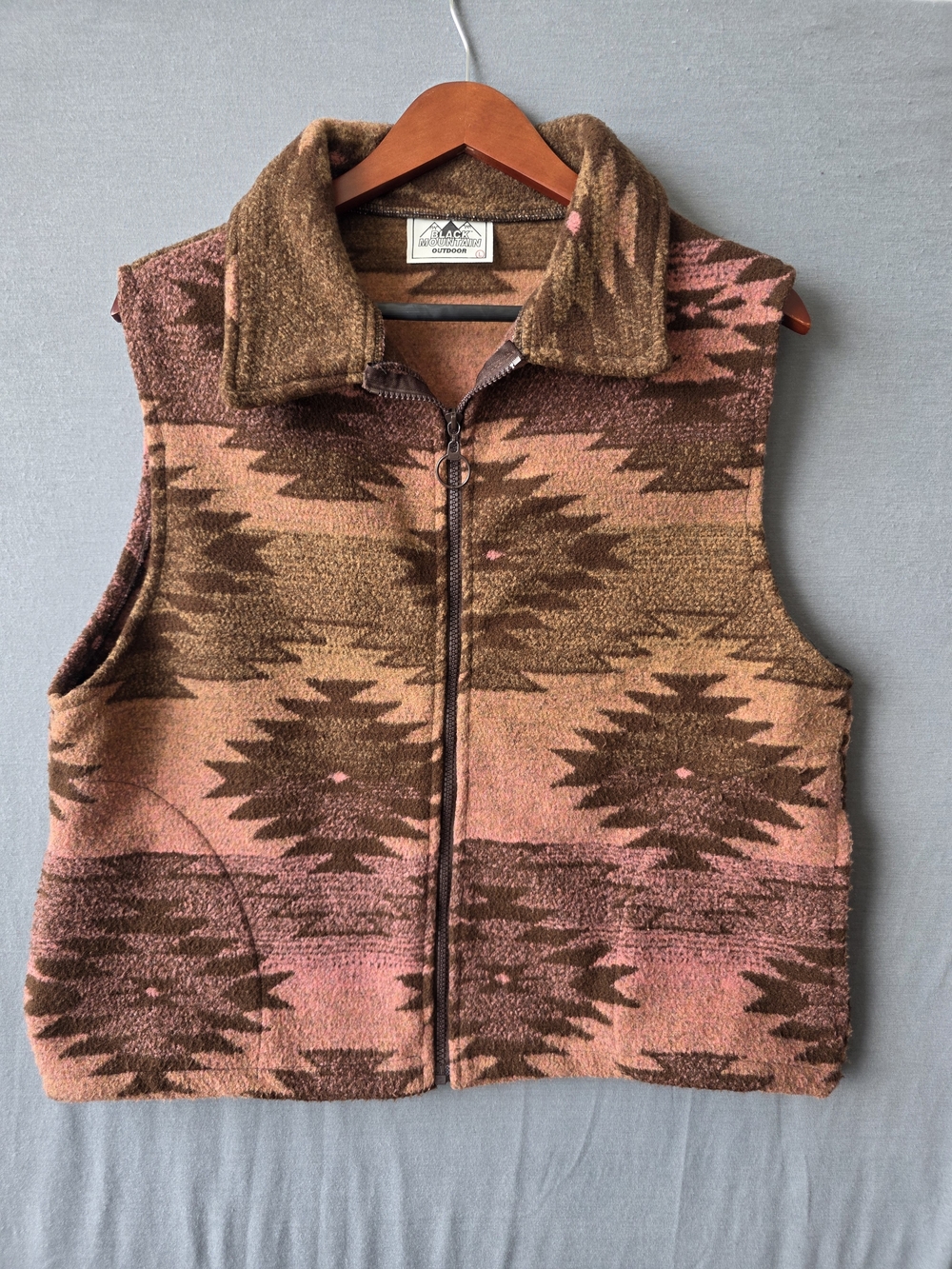 Vintage Black Mountain Outdoor Southwestern Aztec Fleece Vest Size L Brown Pink